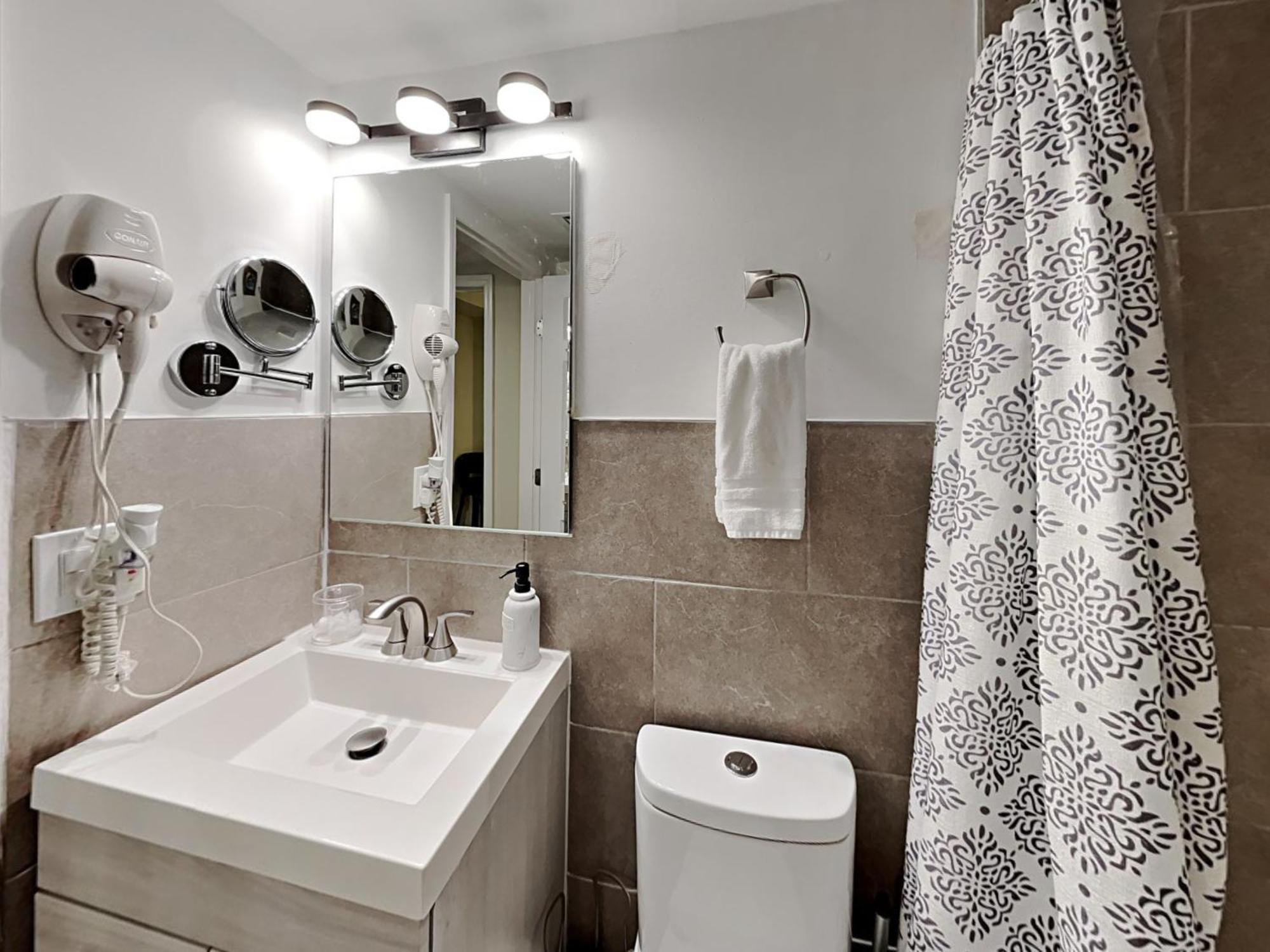 Private Rooms At Miami Centrally Located With Free Parking ภายนอก รูปภาพ