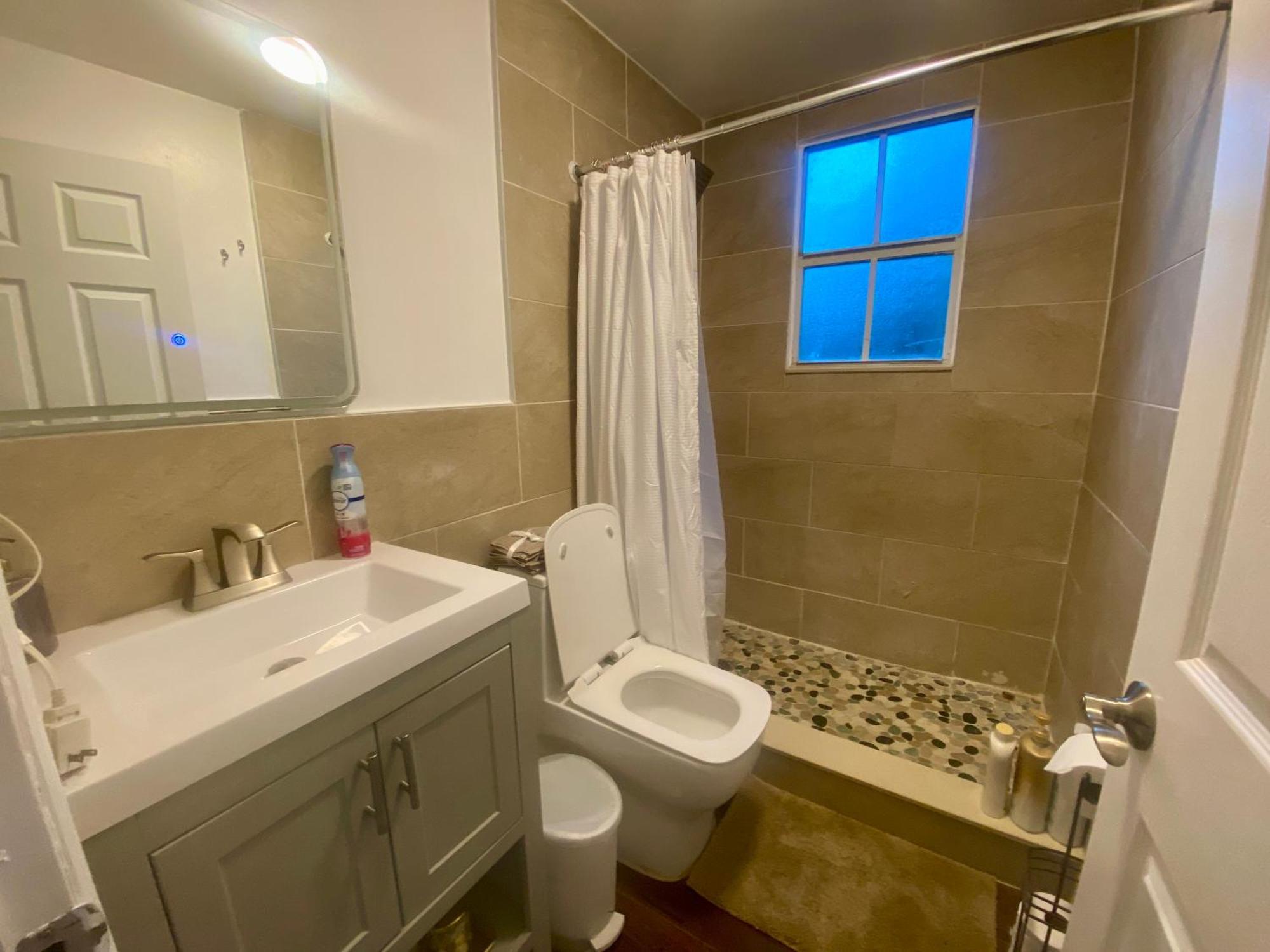 Private Rooms At Miami Centrally Located With Free Parking ภายนอก รูปภาพ