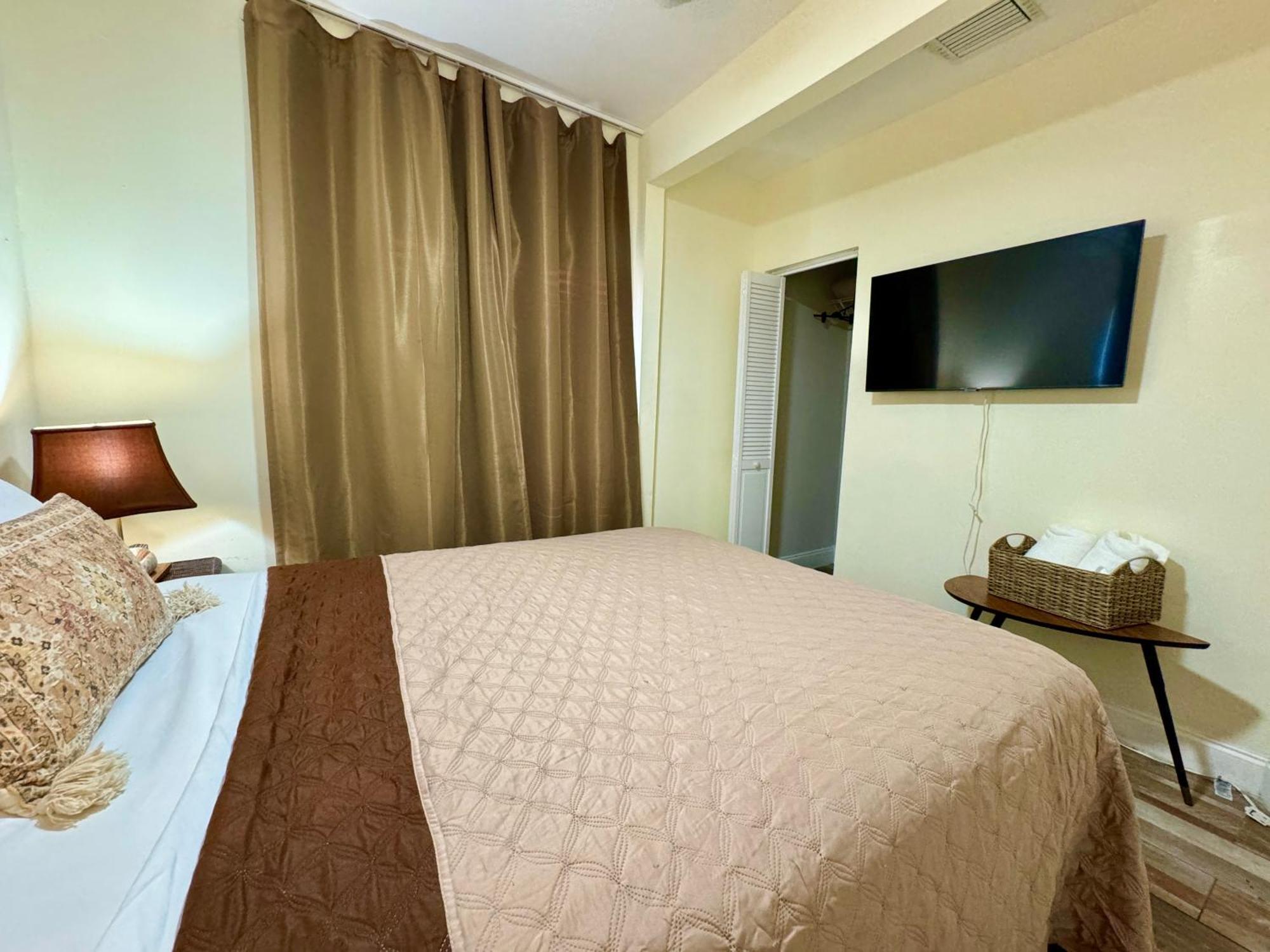 Private Rooms At Miami Centrally Located With Free Parking ภายนอก รูปภาพ